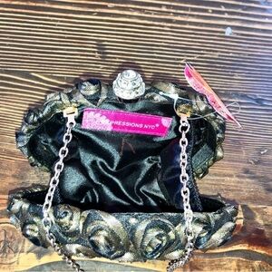 🔥NEW w/TAGS🔥 EXPRESSIONS NYC Beautifully Chic Hardcase ROSE PEDAL CLUTCH/PURSE